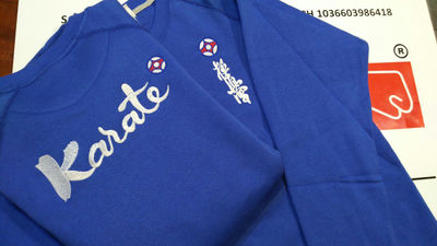 свитшот с вышивкой на груди и на спине, ярко-синий.