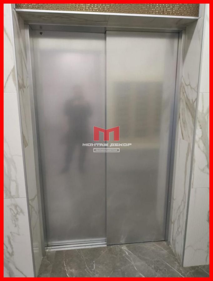 Оклейка дверей лифта металлизированной пленкой Oracal352