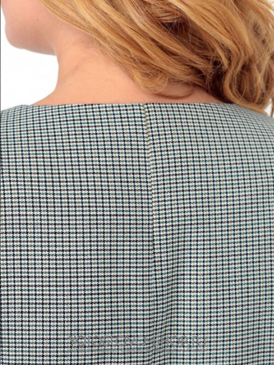 Платье серого цвета с застежкой молнией и накладными карманами по переду