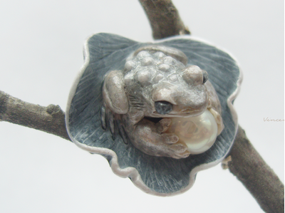 "Мглистая лягушка", необычное кольцо с речным жемчугом