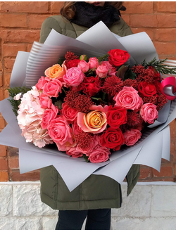 Оригинальный букет кирпично-красного цвета из кустовых роз, гортензий и шариков скимии