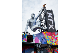 Огромная скульптура человека. Арт-объект для фестиваля паркура