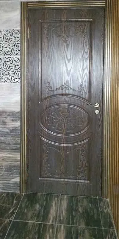 Дверь с отделкой. Применены фигурные наличники в цвет полотна, с золочением,запил под 90 гр.