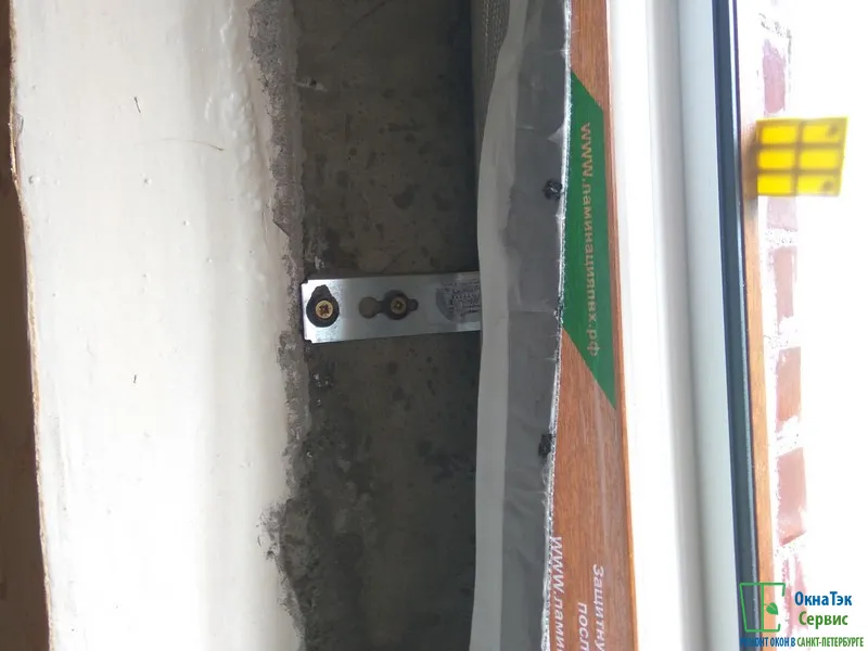 Крепление окна анкерными пластинами на два дюбель-гвоздя