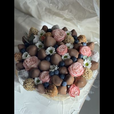 Корзина с цветами и клубникой в шоколаде