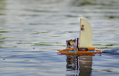 Модель парусно-моторного катамарана Утенок 2.0 готовая модель на воде.