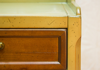 Комод с 6 выдвижными ящиками.