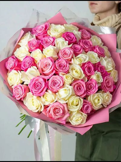 51 роза микс: белые и розовые