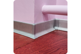 Пример использования алюминиевого плинтуса ПЛ 40 для создания акцентов в интерьере.