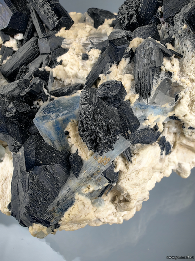 Друза кристаллов аквамарина (разн. берилл), шерла (разн. турмалина), на полевом шпате с кварцем. 160*100*70мм (ААА)