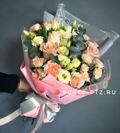 Букет с кустовыми розами и эустомой  "Апрельское солнце"