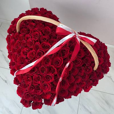 КОРЗИНА СЕРДЦЕ ИЗ 175 РОЗ
