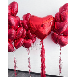 Масштабная воздушная декорация из красных фольгированных сердец на широких атласных лентах-тассел