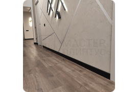 Практичная классика: монтаж черного плинтуса Dollken Cubu Flex Life 80 - надежное решение для любого пространства.