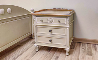 Тумба прикроватная с резным декором и на резных ножках.