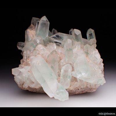 Горный хрусталь (разн. кварца) с фантомами, фуксит. 99*81*51мм