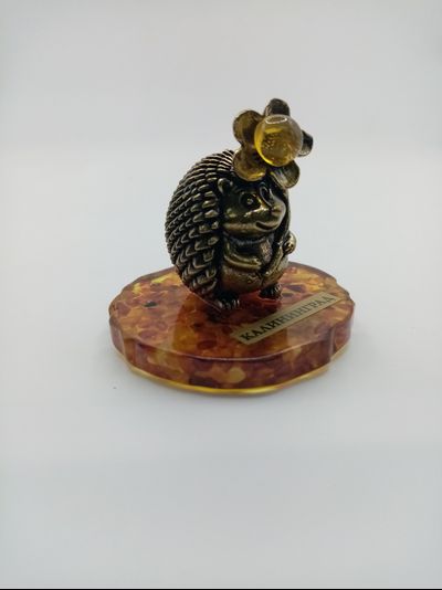 Еж с цветком на подставке.