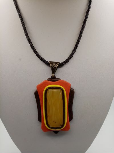 Подвеска с янтарем.