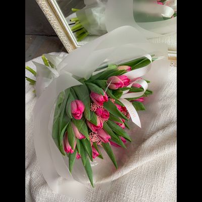 Букет розовых тюльпанов с озотамнусом (модификация 1)