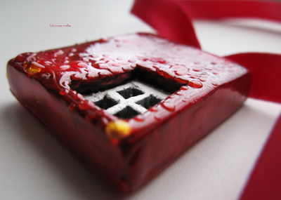 Необычная подвеска в авангардном стиле "Красные стены"