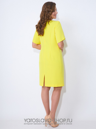 Летнее нарядное платье полуприлегающего силуэта желтого цвета.