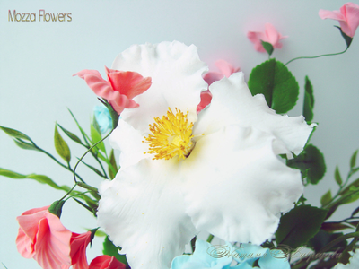 Букет с белым шиповником, ромашками и гортензией из полимерной глины.