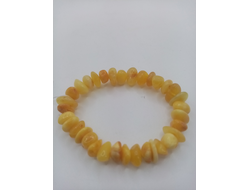 Браслет на резинке с янтарем.