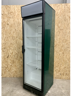 Холодильный шкаф Helkama 500л