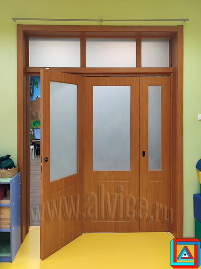 МДФ перегородка-гармошка с фрамугой из 3-х створок