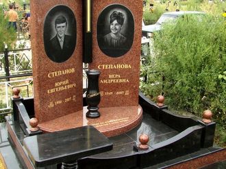 Памятник для двоих из лезниковского гранита
