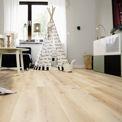 Виниловый пол Wineo 400 Wood XL Luck Oak Sandy DB00127 в интерьере детской комнаты