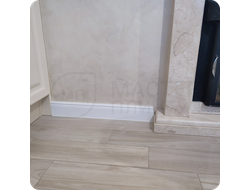 Плинтус ХДФ Dollken Cubu Hamburg Style 100мм Х 2,5 м 5012 Белый в интерьере 11