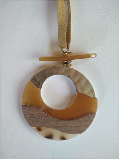 (АРТИКУЛ: 9000/02) КОЛЬЕ ЖЕНСКОЕ, С ПОДВЕСКОЙ В БЕЖЕВЫХ ТОНАХ, ЮВЕЛИРНЫЙ ПЛАСТИК, ЗОЛОТИСТЫЙ МЕТАЛЛ, БЕЖЕВЫЙ КОЖАНЫЙ ПЛОСКИЙ ШНУРОК