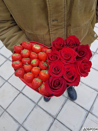 Шляпная коробка сердце с розами и клубникой Вспышка фото2