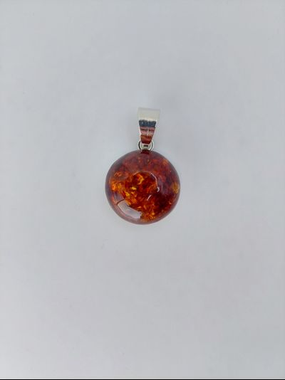 Кулон на металлической основе с кабошоном из янтаря