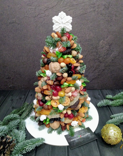 Новогодняя елка из орехов и сухофруктов