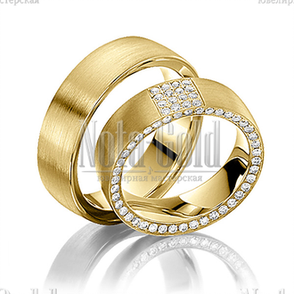 Обручальные кольца из жёлтого золота с бриллиантами в женском кольце широкие, с мелкотекстурной пове