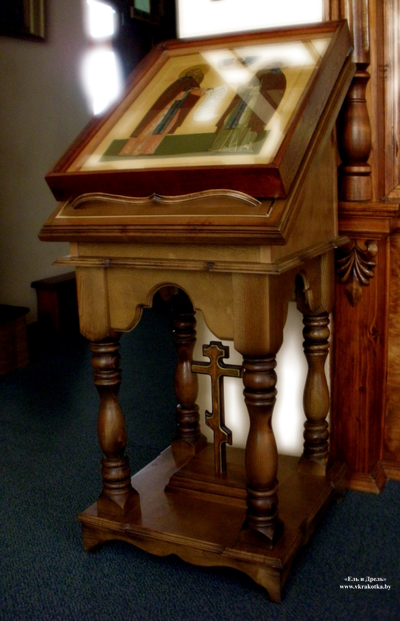 Деревянный аналой на ножках с крестом