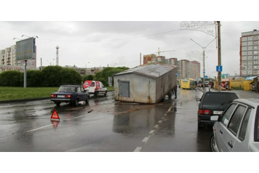 Металлический Гараж слетел на проезжей части. Оформляли протокол с ГИБДД