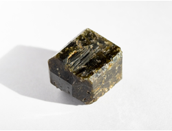 Вилуит, кристалл, Якутия (20*16*14 мм, 12 г) №18713