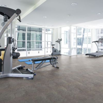 Виниловый пол Wineo 400 Stone Бетон Серый Индустриальный MLD304SL 31 класс толщина 9 мм замковый с фаской и подложкий 1.68 м2 на HDF-плите