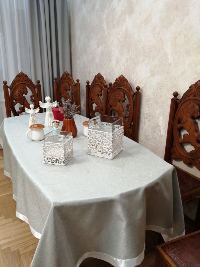 Резные стулья