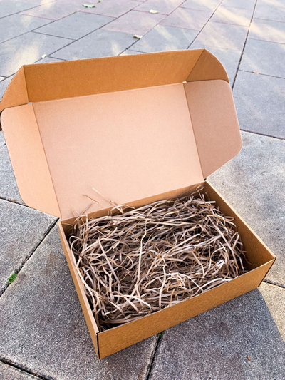 2 штуки - Подарочная коробка с наполнителем КРАФТ и зеленой лентой (32x22x10 см)