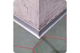 Монтаж плинтуса ПЛ 40 «серебро» как элемент декора в минималистичном интерьере.