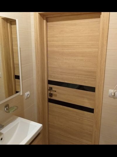 WESTSTYLE/ IN13 ЭКОШПОН СЕНДИ/ СТЕКЛО LACOBEL ЧЕРНЫЙ/ АЛЮМИНИЕВАЯ КРОМКА ПО ТОРЦАМ