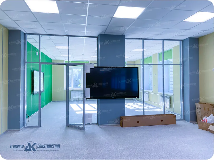 Профиль базовый 32х75 мм RAL 9006
Стекло триплекс 3+3, Дверные блоки 2033х870/970 мм
г. Волхов Школа №8