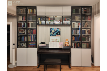 071 Книжный шкаф. Фасады: МДФ покраска эмаль NCS S2502-Y50R, Корпус: ЛДСП EGGER U702 ST9 Кашемир серый. Двери в черном, узком рамочном профиле. Ручки интегрированные.   