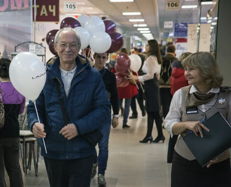 Радостные гости на Открытие фирменного салона мебели "Лазурит"