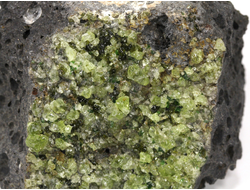 Хризолит (Перидот, Оливин), кристаллы на породе, США (58*55*40 мм, 144 г) №28828