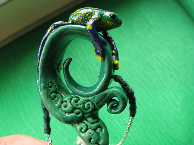 Тропическая лягушка. Необычный кулон - подвеска в виде лягушки (кулон-лягушка) из полимерной глины